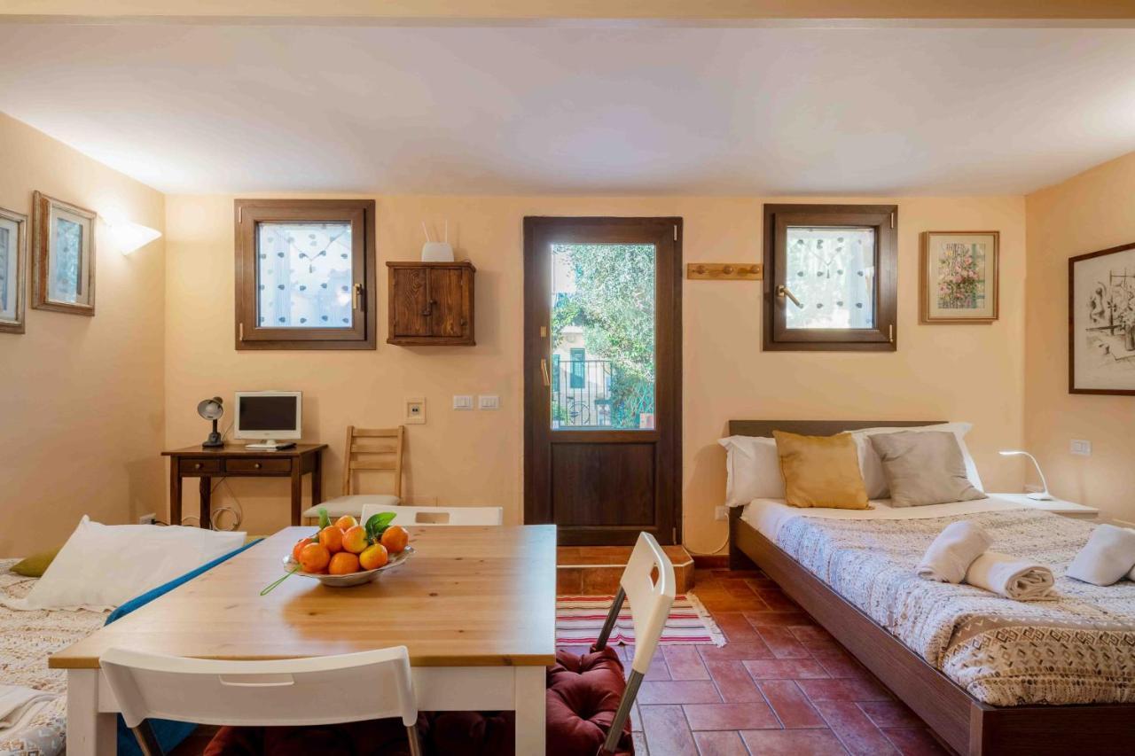 Ferienwohnung San Frediano Cozy Studio With Private Patio Florenz Exterior foto