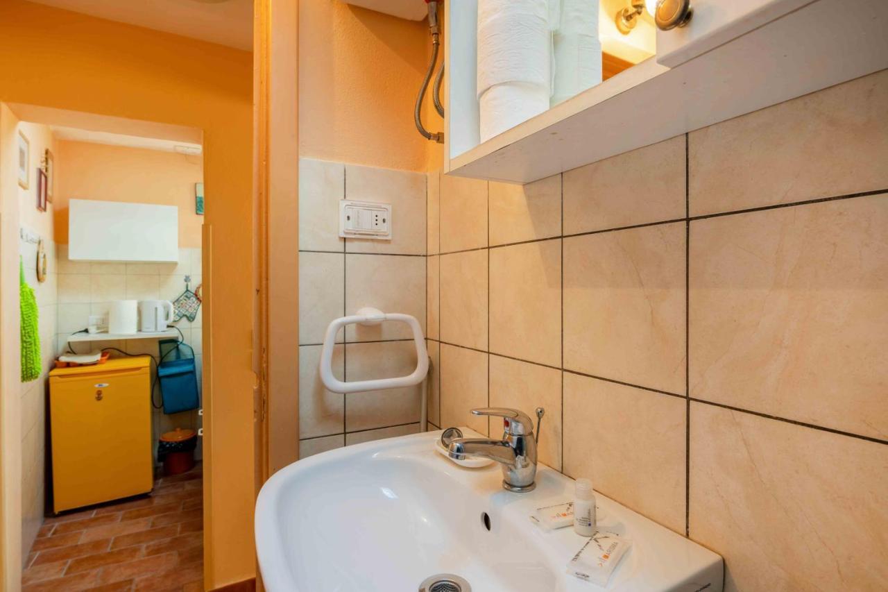 Ferienwohnung San Frediano Cozy Studio With Private Patio Florenz Exterior foto